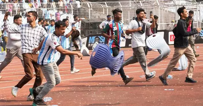 Messi&#8217;s tour of India gets off to chaotic start with fans throwing bottles