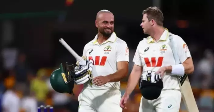 Carey’s hometown century and Khawaja’s 82 help Australia reach 326-8 on Day 1 of 3rd Ashes test