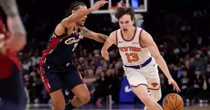Tyler Kolek chases down Donovan Mitchell for a block and helps the Knicks catch the Cavaliers