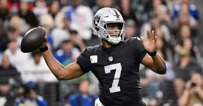 Raiders QB Geno Smith leaves game in fourth quarter with an ankle injury
