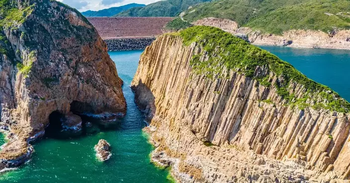A 20-year-old Mainland Young Man Fell off a Cliff while Taking Photos at Po Pin Chau and Died after Being Rescued