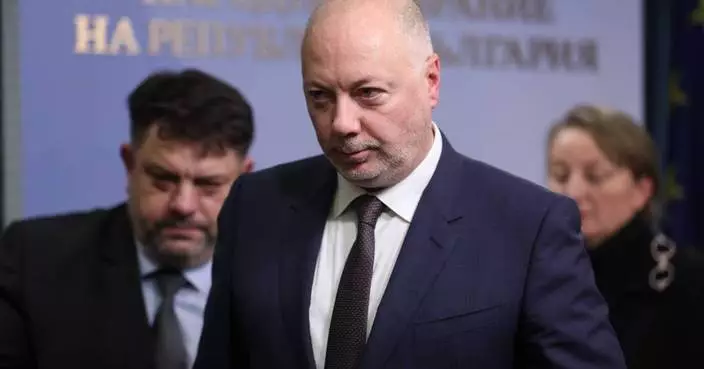 Bulgaria&#8217;s president will start talks on new cabinet after government collapse