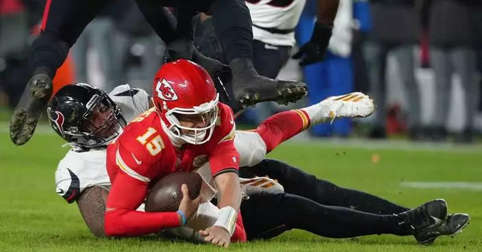 10 months after Super Bowl, Mahomes and Hurts struggle in historic week of turnovers