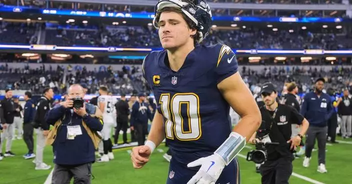 Justin Herbert expects to play with broken hand but Chargers and Eagles plan for contingencies