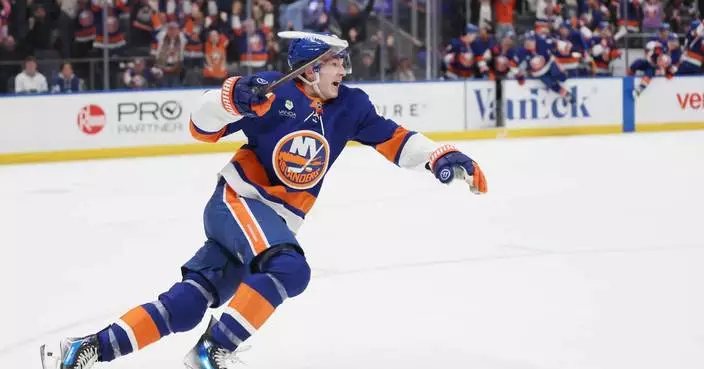 Schaefer scores 2nd goal of game in OT to give Islanders 4-3 win over Maple Leafs