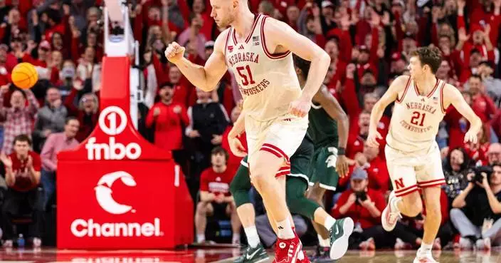 Arizona holds No. 1 spot over Michigan by single point in one of the closest AP Top 25 races ever