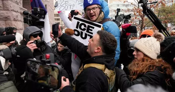 Photos show anti-ICE crowd chase off pro-ICE demonstrators from Minneapolis streets