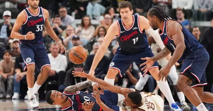 Kawhi Leonard leads Clippers past Warriors 103-102 in wild game with Kerr ejected, Curry fouled out