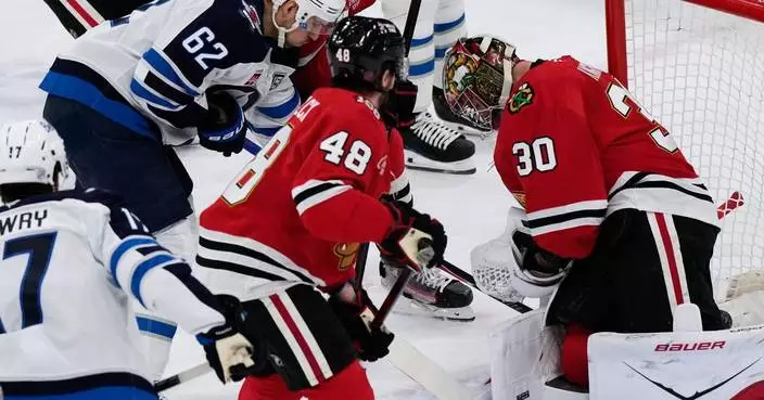 Knight makes 32 saves as the Blackhawks beat Toews and the Jets 2-0
