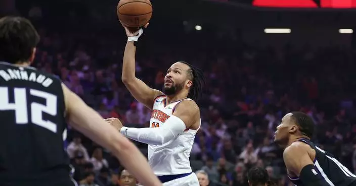 Jalen Brunson leaves Knicks’ game in Sacramento after hurting right ankle