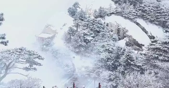 Snow transforms Mount Huashan into wonderland