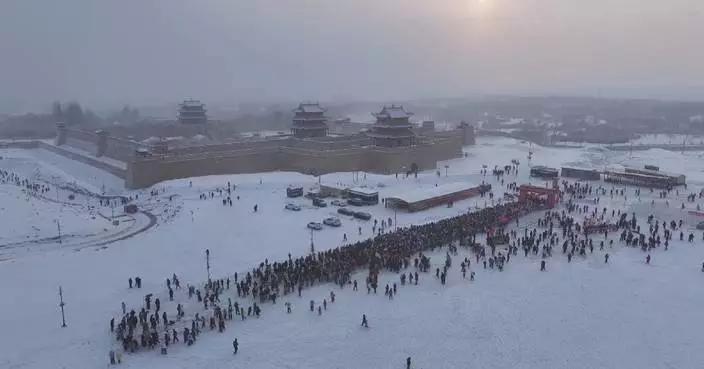 Hiking event held at northwest China’s Jiayu Pass to welcome arrival of New Year