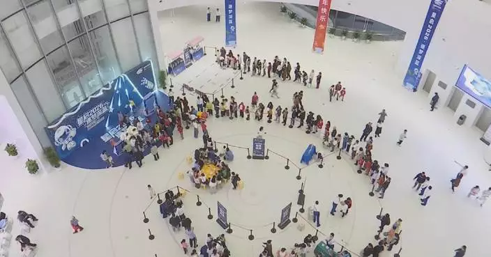 Crowds of visitors flock to science museums during New Year's Holiday in China