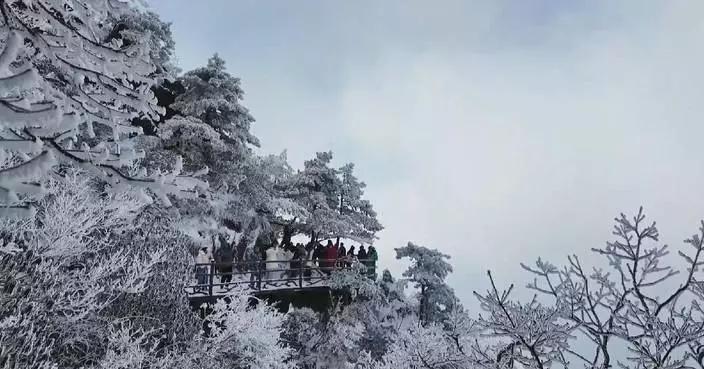 Rime, snow turn mountains, scenic spots into winter attractions