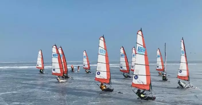 Xinjiang's Bosten Lake hosts thrilling ice sailing regatta to boost winter tourism