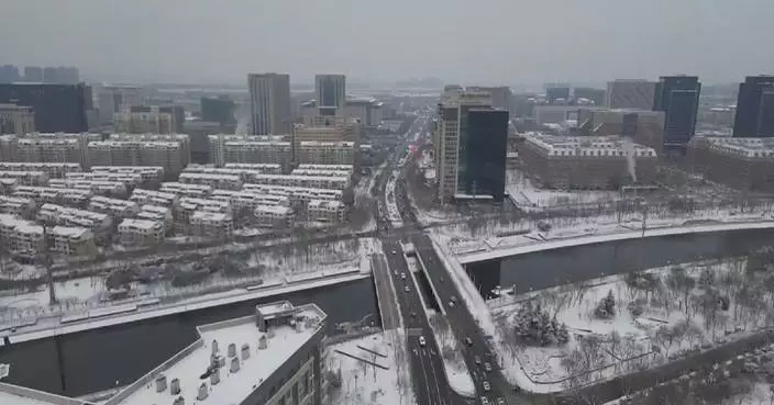 Heavy snow sweeps central China’s Henan, disrupting traffic, closing schools