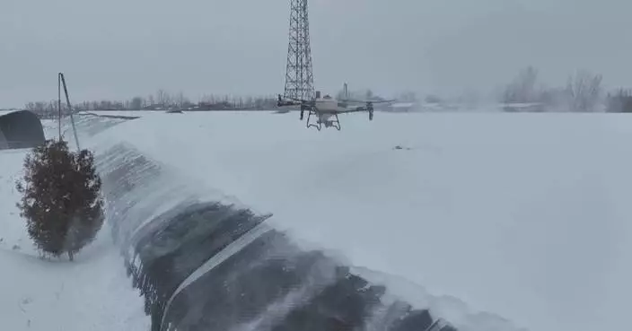 Farmers in Henan use drones to protect greenhouse against heavy snowfall