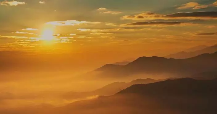 Sunrise, cloud sea scenery fascinate tourists in Ailao Mountains of southwest China’s Yunnan