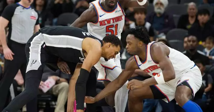 Spurs' Wembanyama leaves game vs. Knicks with apparent leg injury, returns to bench for end of game