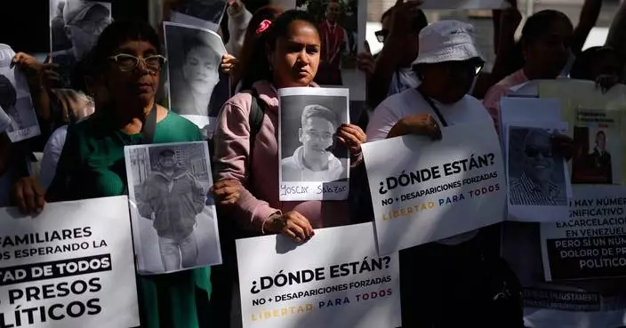 Families of Venezuelan prisoners demand their release after weeks of waiting outside prisons