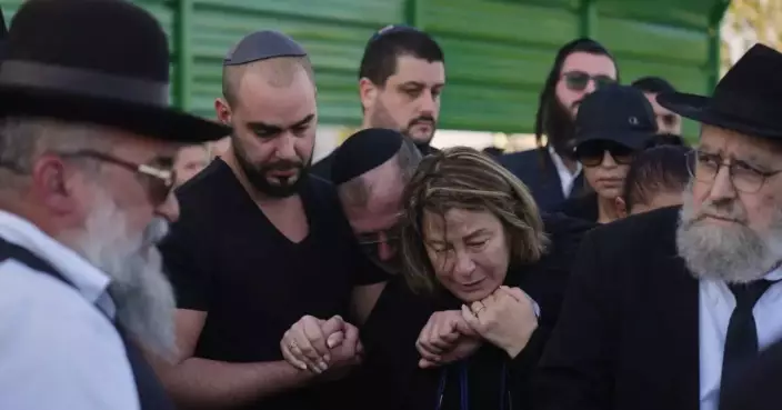 Rifle-toting police will patrol the 5th Ashes cricket test in Sydney following Bondi shootings