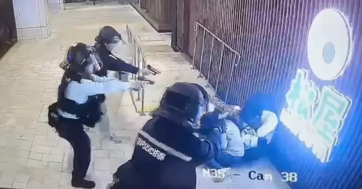 A Man Brandishing a Knife Took a Female Passerby Hostage at Tuen Mun Town Plaza, Police Arrived at the Scene and Fired Shots to Subdue Him