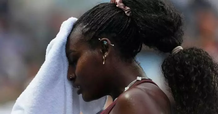 Spectators and players try to cool down during Australian Open heatwave