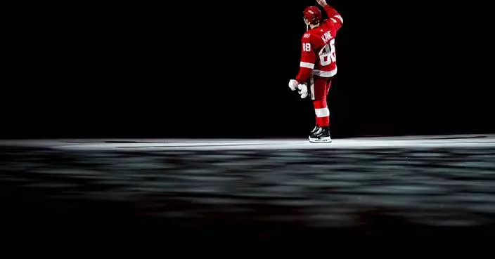 Patrick Kane scores twice to reach 500 goals in Red Wings' 5-1 win over Canucks