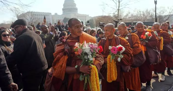 Buddhist monks draw thousands to Lincoln Memorial on final day of their 15-week journey from Texas