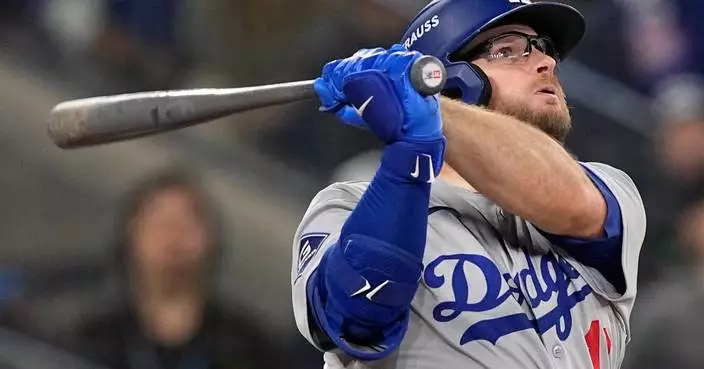 Dodgers agree to a 2027 deal with Max Muncy and bring back Kiké Hernández on a 1-year contract