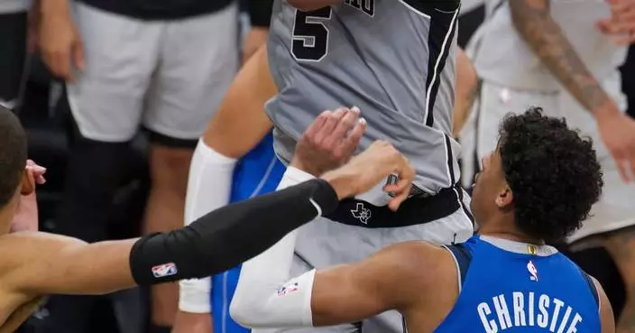 Castle's 40-point triple-double fuels surging Spurs past Mavericks for 4th straight victory