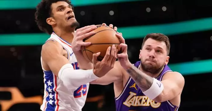 Luka Doncic leaves the Lakers’ game against the 76ers with left leg injury