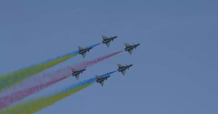 Chinese PLA aerobatic team stages dazzling display at Singapore Airshow