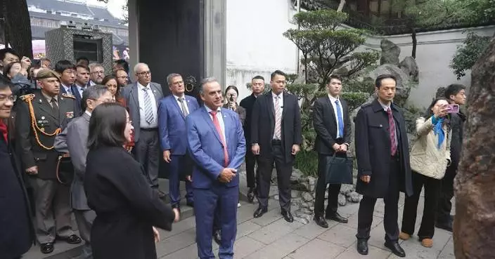 Uruguayan president feels Spring Festival atmosphere in Shanghai