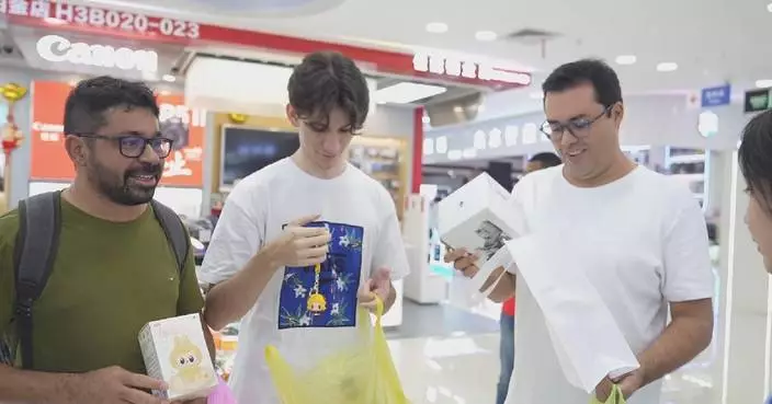 Customized sci-tech goods entice shoppers in Greater Bay Area ahead of Spring Festival