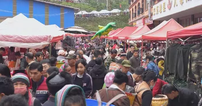 China-Vietnam border market throngs with shoppers ahead of Spring Festival