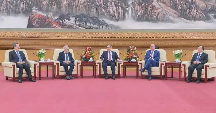 Chinese premier holds symposium with foreign experts in China