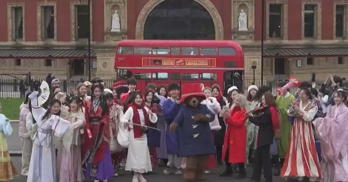Students in London celebrate Spring Festival with Hanfu flashmob