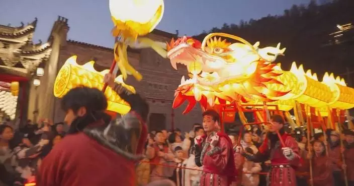 Political figures send Spring Festival greetings to Chinese people