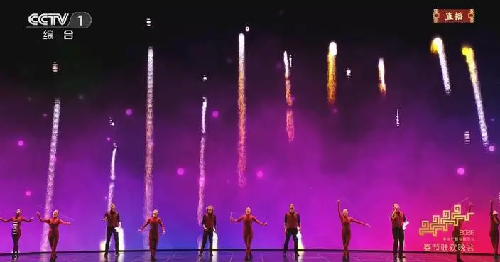 Talented acrobat amaze audience with skillful tricks at Spring Festival Gala