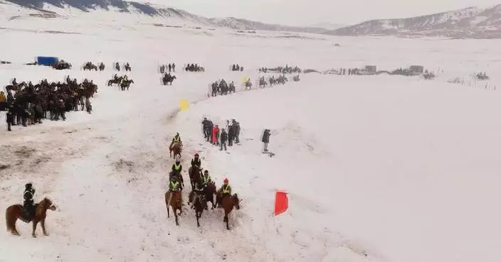 Snowfield horse racing, wrestling in Xinjiang attract tourists nationwide