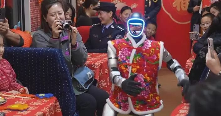 Bionic robot wows passengers aboard Spring Festival train