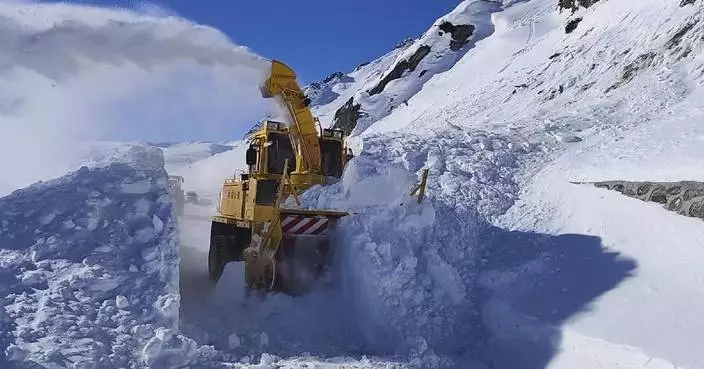 Heavy snow, strong winds disrupt road traffic in Xinjiang