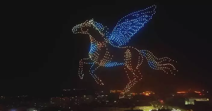 Drone show lights up Dunhuang’s night sky during Spring Festival holiday