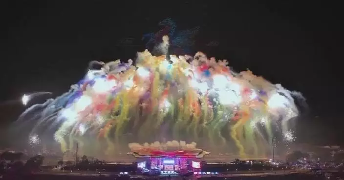 Traditional dragon dances, fireworks ignite Spring Festival spirit in Hunan