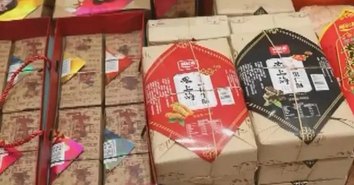 Shanghai sees surge of int'l visitors as tourists sample snacks, snap up souvenirs