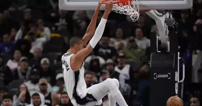 Spurs win in return home to San Antonio delayed by snow, mechanical issues