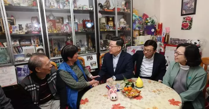 The Chief Executive, Mr. John Lee, Conducted a Year-End Caring Visit at the Prosperous Garden in Yau Ma Tei, Visiting Residents and Interacting with the Elderly