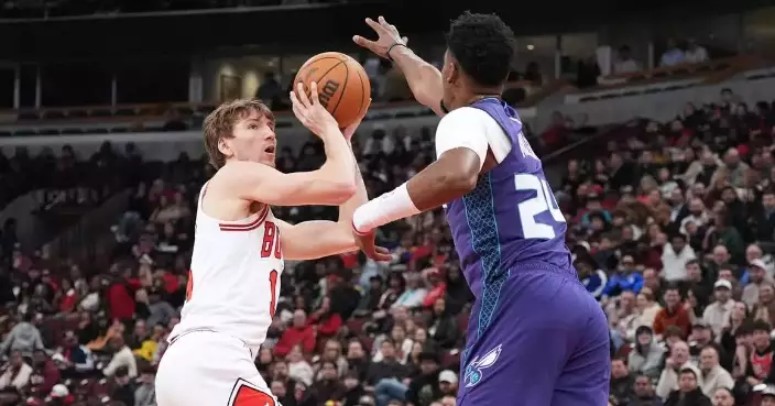 Miller, Knueppel lead Charlotte past Chicago 131-99 for 8th straight road win