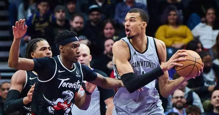 Vassell and Spurs overcome Wemby’s rough night to beat Raptors 110-107, extend win streak to 10